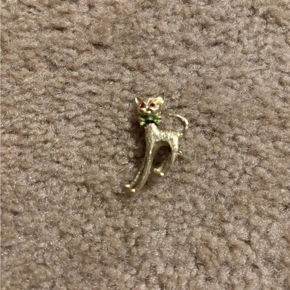 Head Moving Cat Gold Tone Brooch Pin